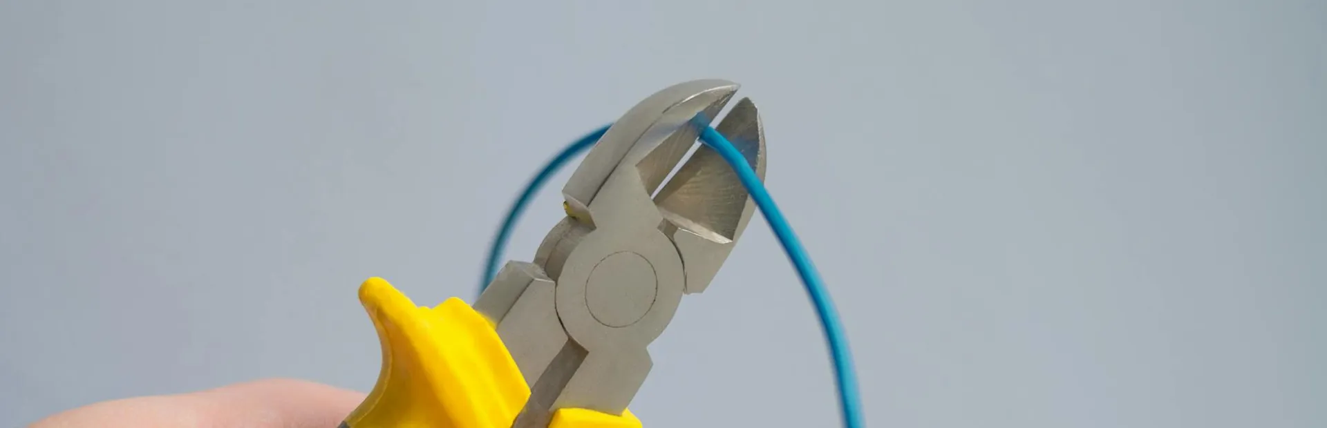 Pliers cutting wire